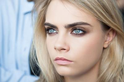 The smoky eye is smokin’ hot! Featuring Cara Delevingne.